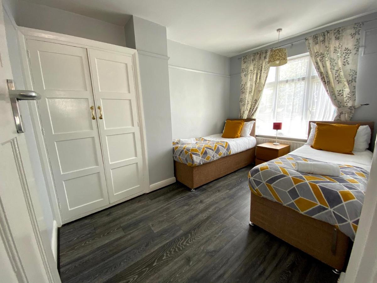 Exton House -Huku Kwetu 4 Bedroom House- Luton Airport - Group Accommodation - Up To 7 People Exterior photo