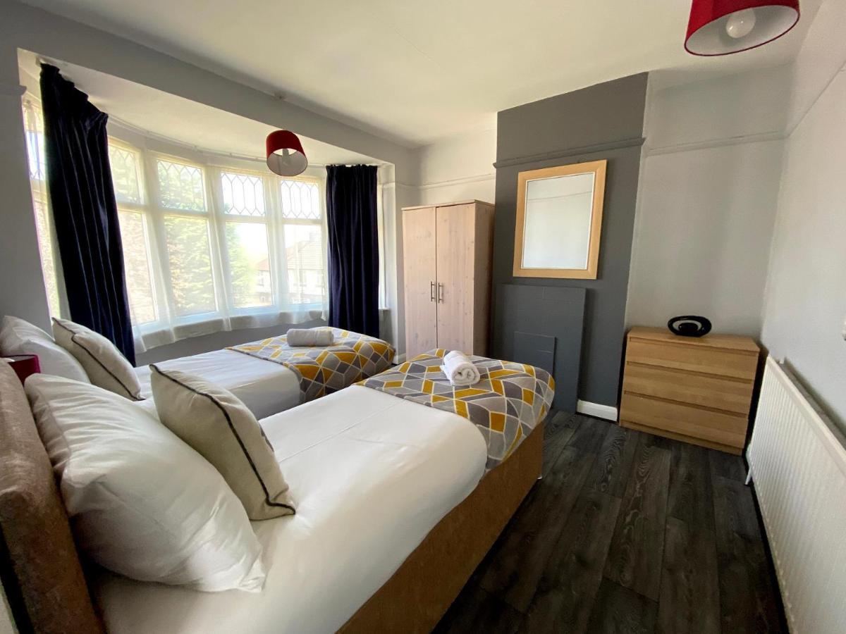 Exton House -Huku Kwetu 4 Bedroom House- Luton Airport - Group Accommodation - Up To 7 People Exterior photo