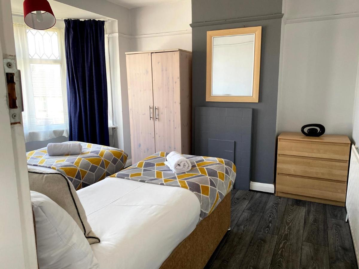 Exton House -Huku Kwetu 4 Bedroom House- Luton Airport - Group Accommodation - Up To 7 People Exterior photo